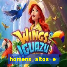 homens altos e magros pelados